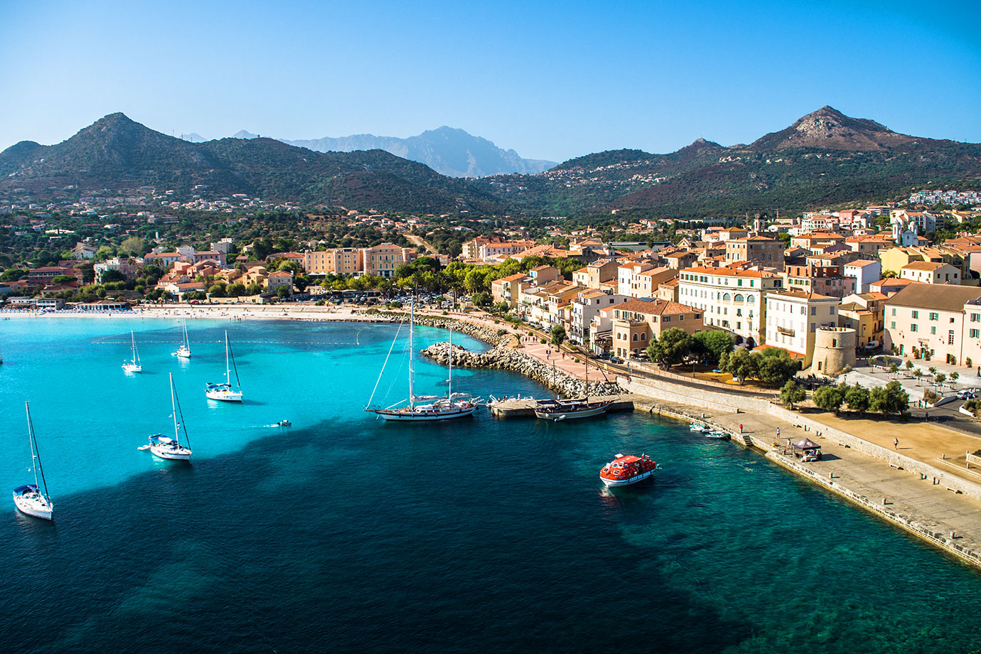 Vue de la cote de l'île de rousse avec des bateaux de plaisance dans la mer bleue