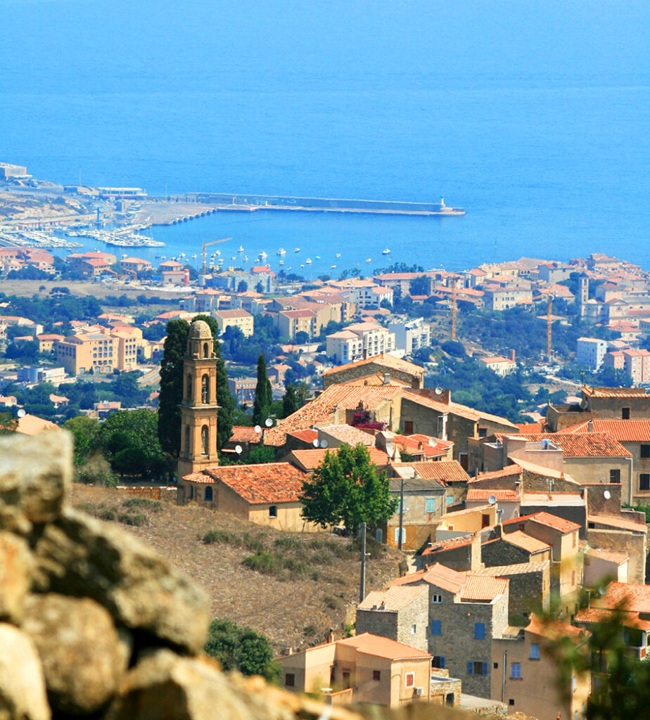 Vue des hauteurs de île rousse vers la mer bleue par beau temps