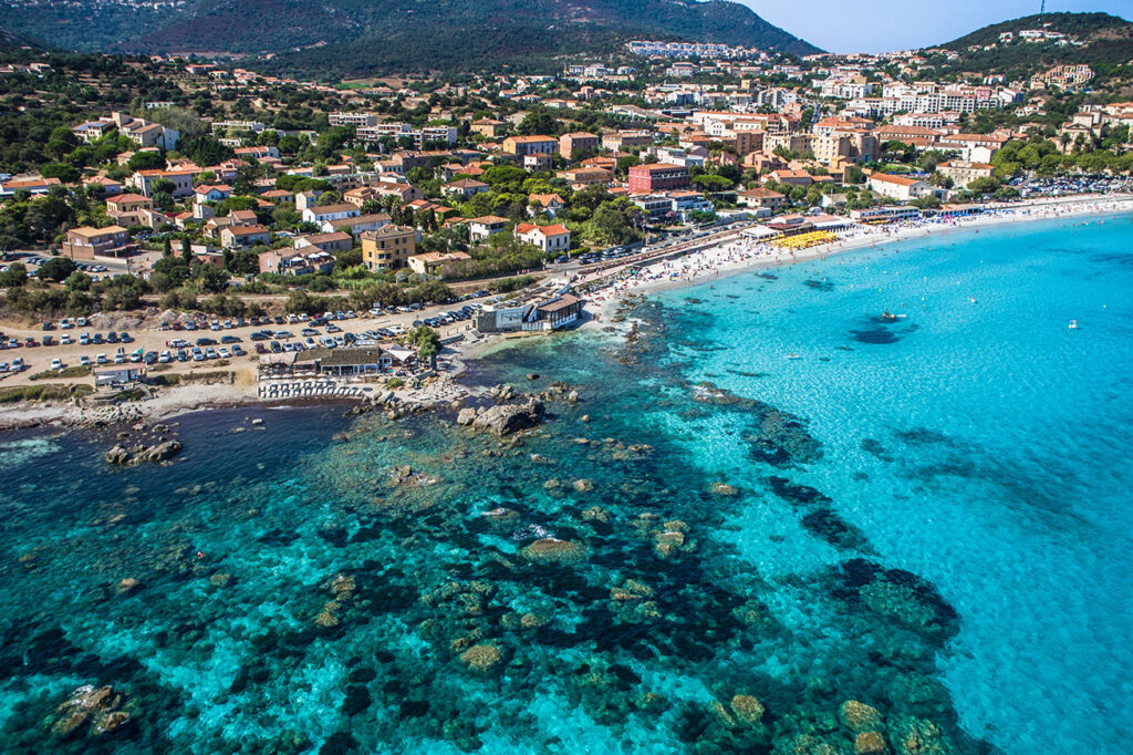 La plage d'île rousse avec ses rochers et son eau cristalline