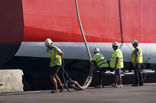 Agents sur le port d'occupant du lamanage